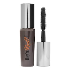 They're Real! - Prodlužuj&iacute;c&iacute; řasenka v cestovn&iacute;m balen&iacute;, BENEFIT COSMETICS