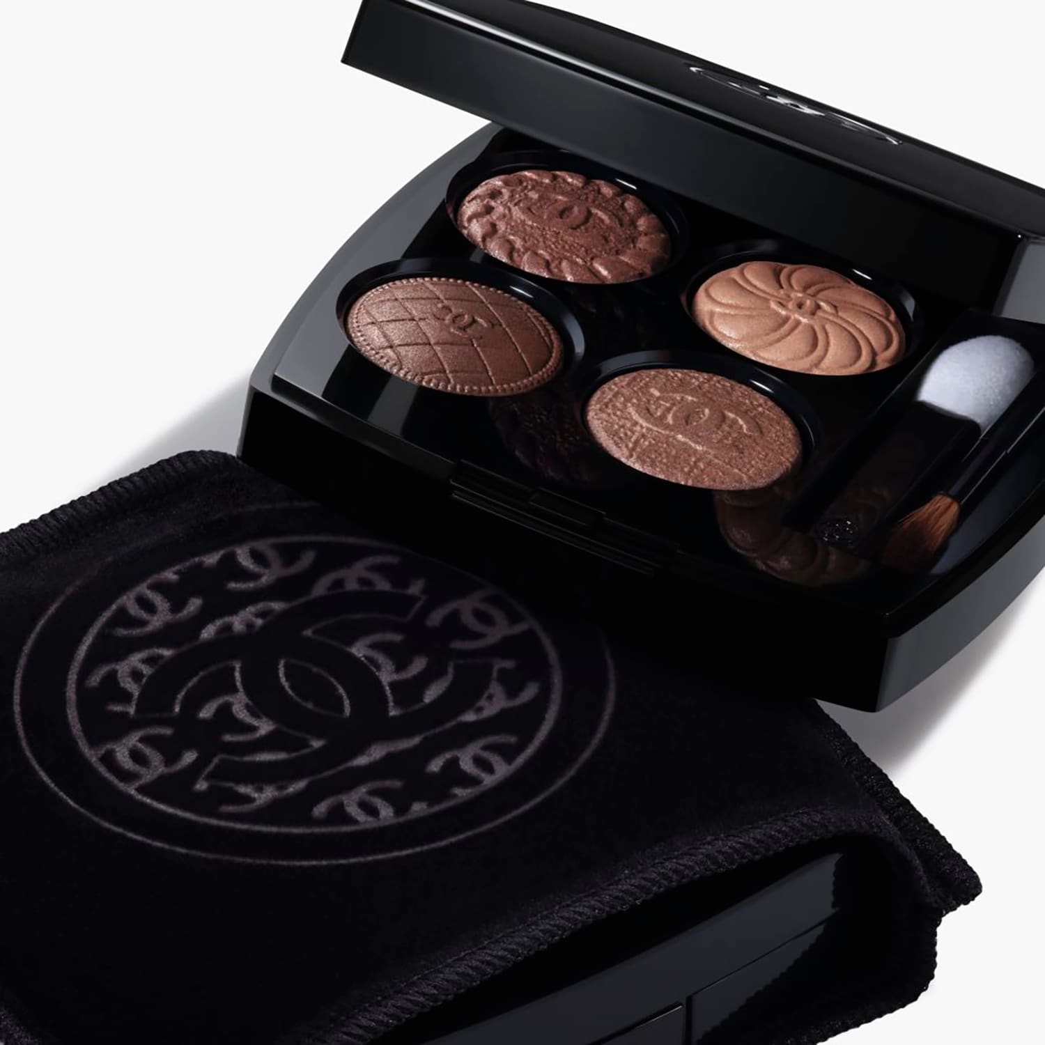 LES 4 OMBRES BOUTONS - Multi-effect Quadra Eyeshadow ❘ CHANEL