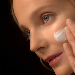 Re-Nutriv Ultimate Diamond Transformative Brilliance Soft Crème