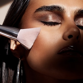 CHEEK-HUGGING Bronzer Brush - Pincel Para Pó Bronzeador