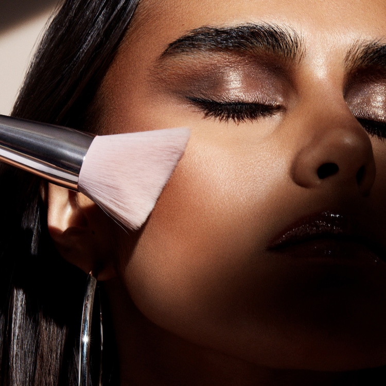 Cheek-Hugging Bronzer Brush 190