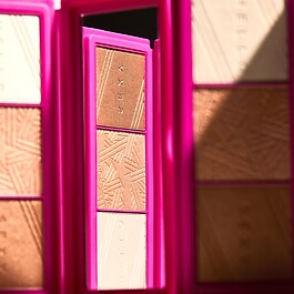 GLOWPOWDER™ Hiyalüronik Asit İçeren Aydınlatıcı Paleti