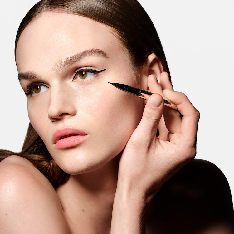 Clear Cut Liquid Eyeliner - Eyeliner liquido
