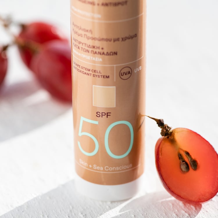 RED GRAPE - Koloryzujący krem ochronny do twarzy SPF50