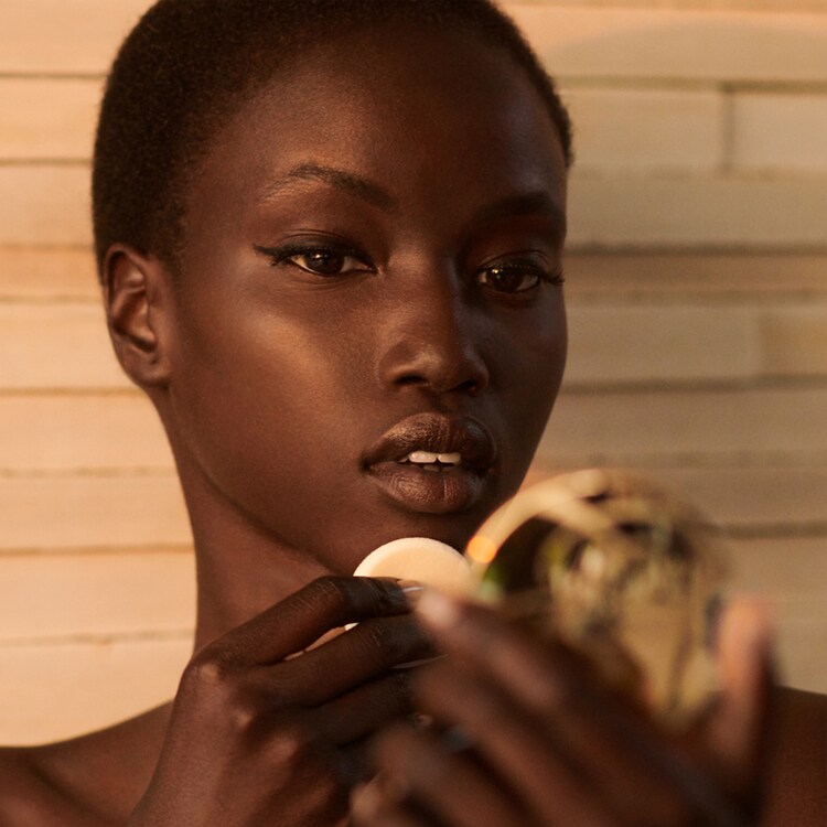 Double Wear - Base de Maquilhagem em Pó efeito Mate