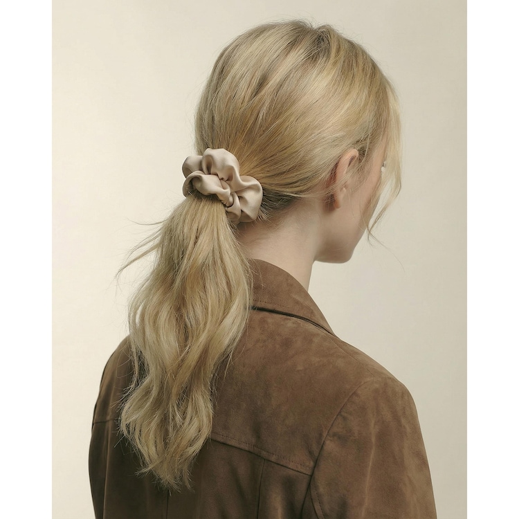 The Midi Scrunchie Beige - jedwabna gumka do włosów