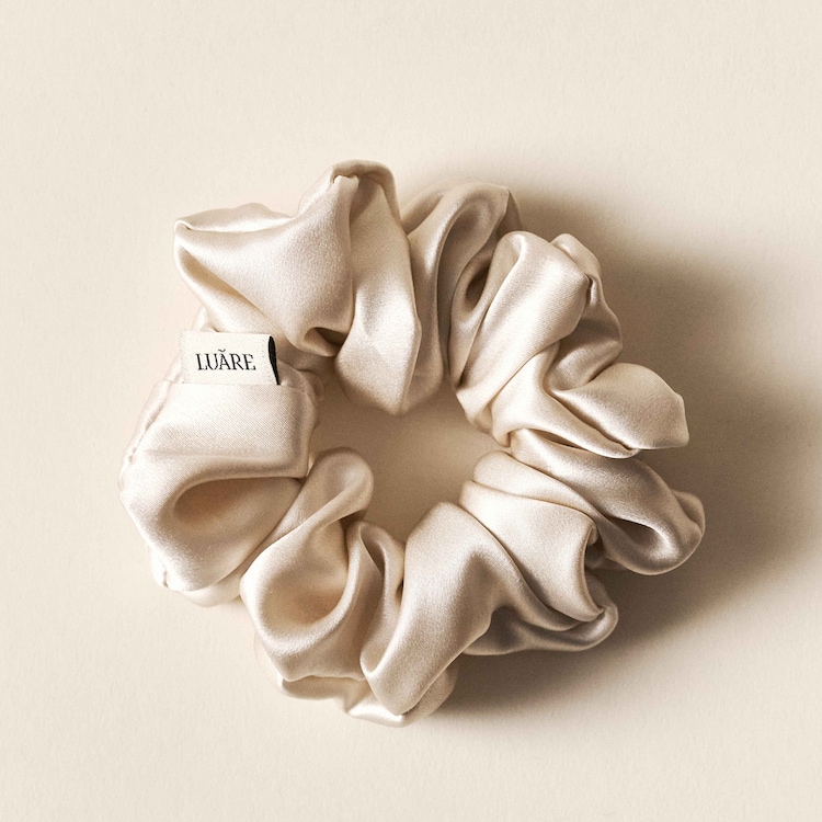 The Midi Scrunchie Beige - jedwabna gumka do włosów