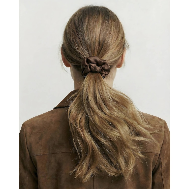 The Midi Scrunchie Nougat - jedwabna gumka do włosów
