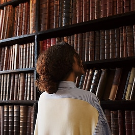 Replica Whispers in the Library - Lumanare parfumata