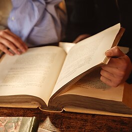 Replica Whispers in the Library - Lumanare parfumata