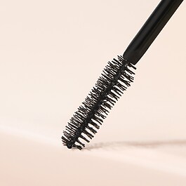 Perfect Strokes Universal  Voluminizing Mascara - Mini objemová řasenka