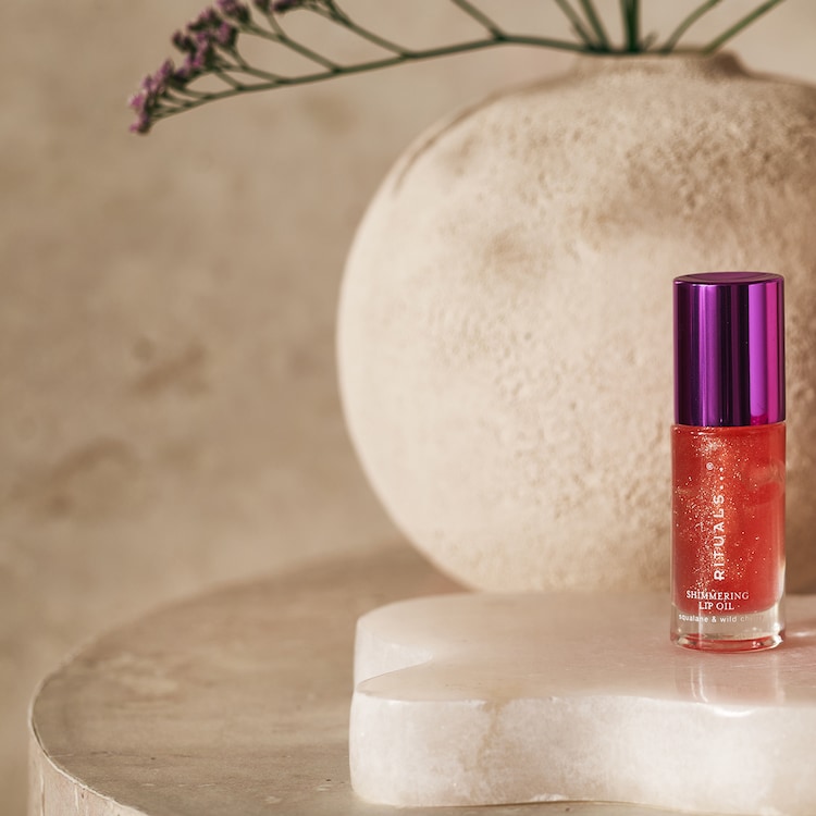 The Ritual of Yozakura - Aceite para labios con brillo