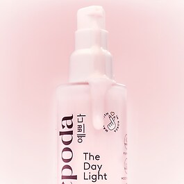 The Day Light – Crème hydratante sans huiles à l'eau de rose et niacinamide