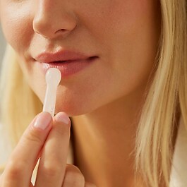 CERAMIDE SUPREME VELVET LIP ULTRA REGENERATOR - balzám na rty