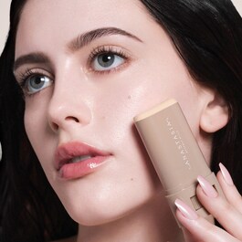 Beauty Balm Serum Boosted Skin Tint - Puder pojačan serumom