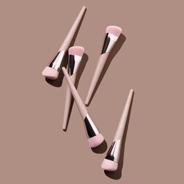 Precision Foundation Brush 145 - Kist  za nano&scaron;enje podloge s prirodnim sjajem