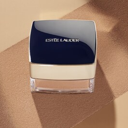 Double Wear - Sheer Flattery puder u prahu