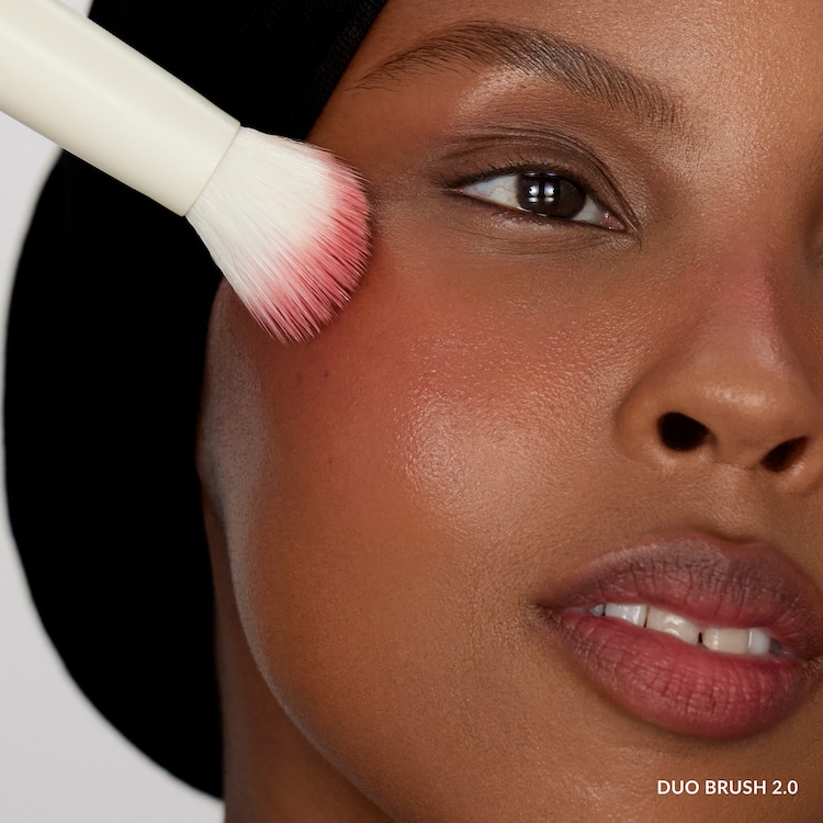 Duo Brush 2.0 - Πινέλο διπλού άκρου για bronzer και ρουζ σε υγρή μορφή