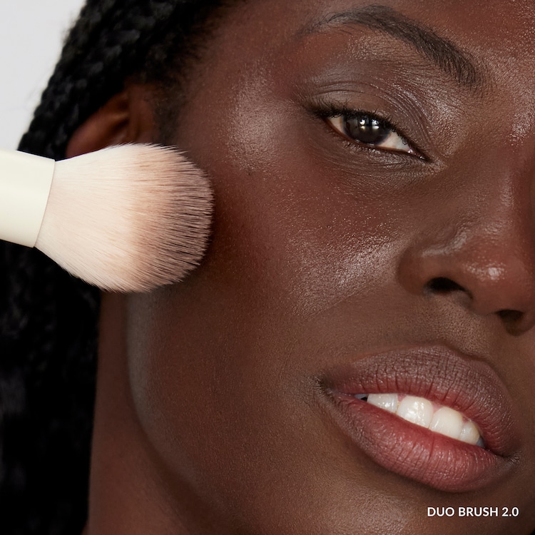 Duo Brush 2.0 - Πινέλο διπλού άκρου για bronzer και ρουζ σε υγρή μορφή