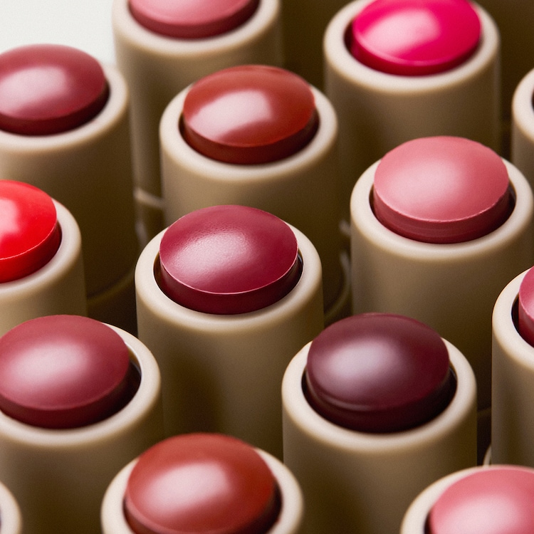 Lip Blush - Ελαφρύ και διάφανο balm χειλιών, με εφέ λείανσης