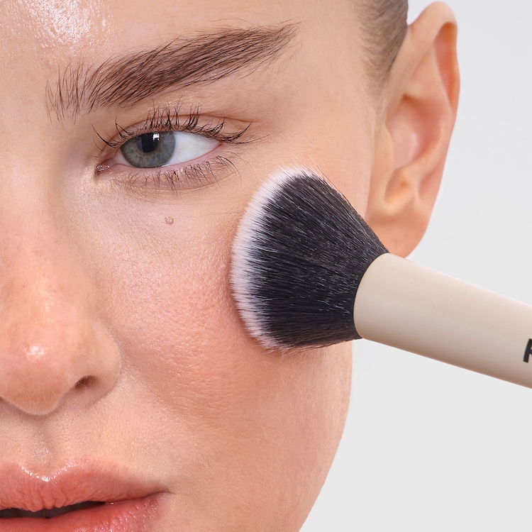 Complexion Brush - Πινέλο με διπλό άκρο για σβήσιμο και άπλωμα του μακιγιάζ