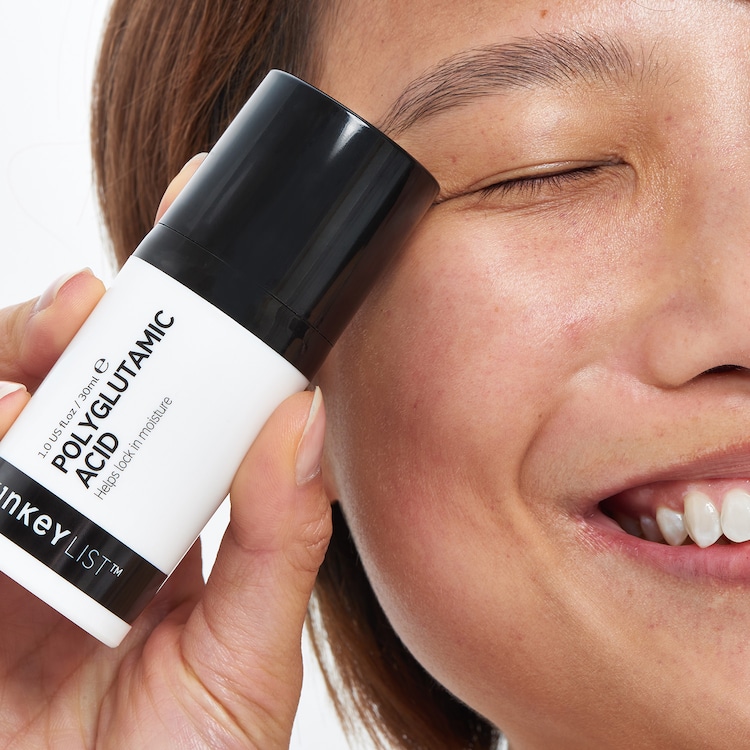 Återfuktande serum med polyglutamsyra